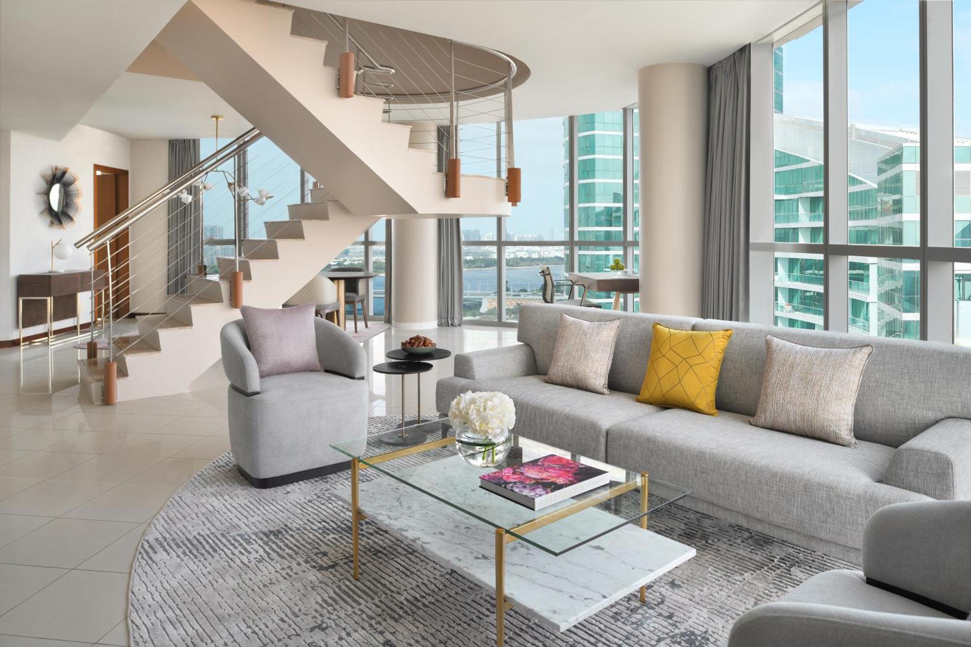 อินเตอร์คอนติเนนตัล เรสซิเดนซ์ สวีท ดูไบ เฟสติวัลซิตี้ Aparthotel ภายนอก รูปภาพ A living room in a penthouse at The Ritz-Carlton, South Beach