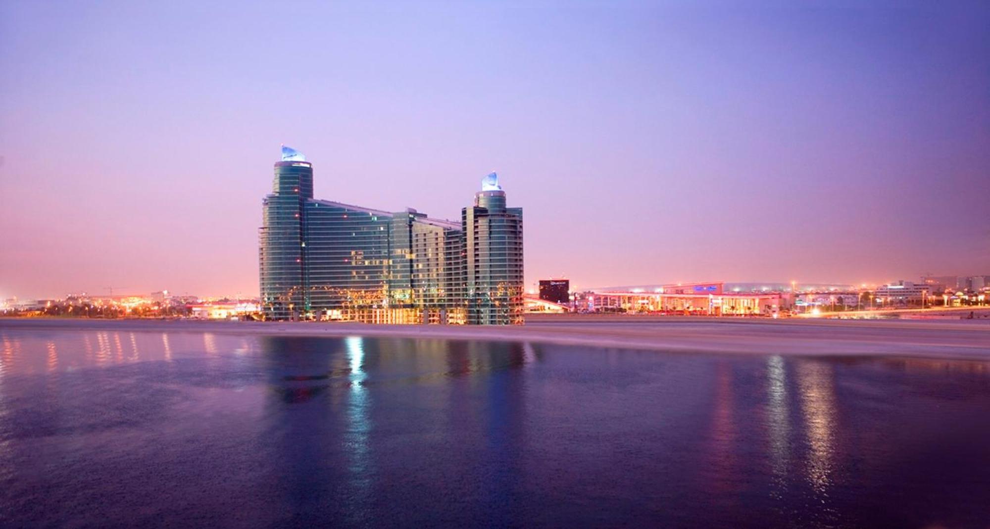 อินเตอร์คอนติเนนตัล เรสซิเดนซ์ สวีท ดูไบ เฟสติวัลซิตี้ Aparthotel ภายนอก รูปภาพ The Marina Towers at night