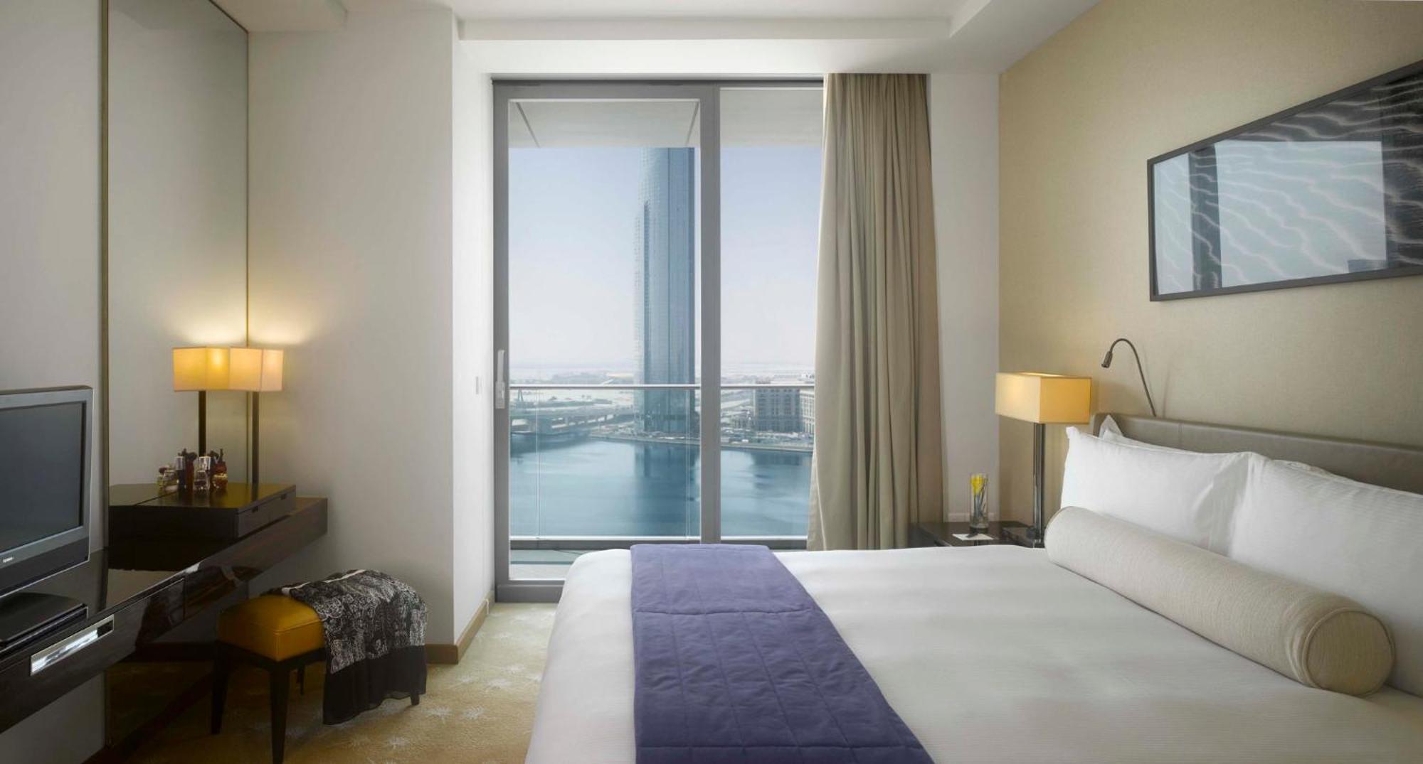 อินเตอร์คอนติเนนตัล เรสซิเดนซ์ สวีท ดูไบ เฟสติวัลซิตี้ Aparthotel ภายนอก รูปภาพ A bedroom at the Address Downtown Hotel