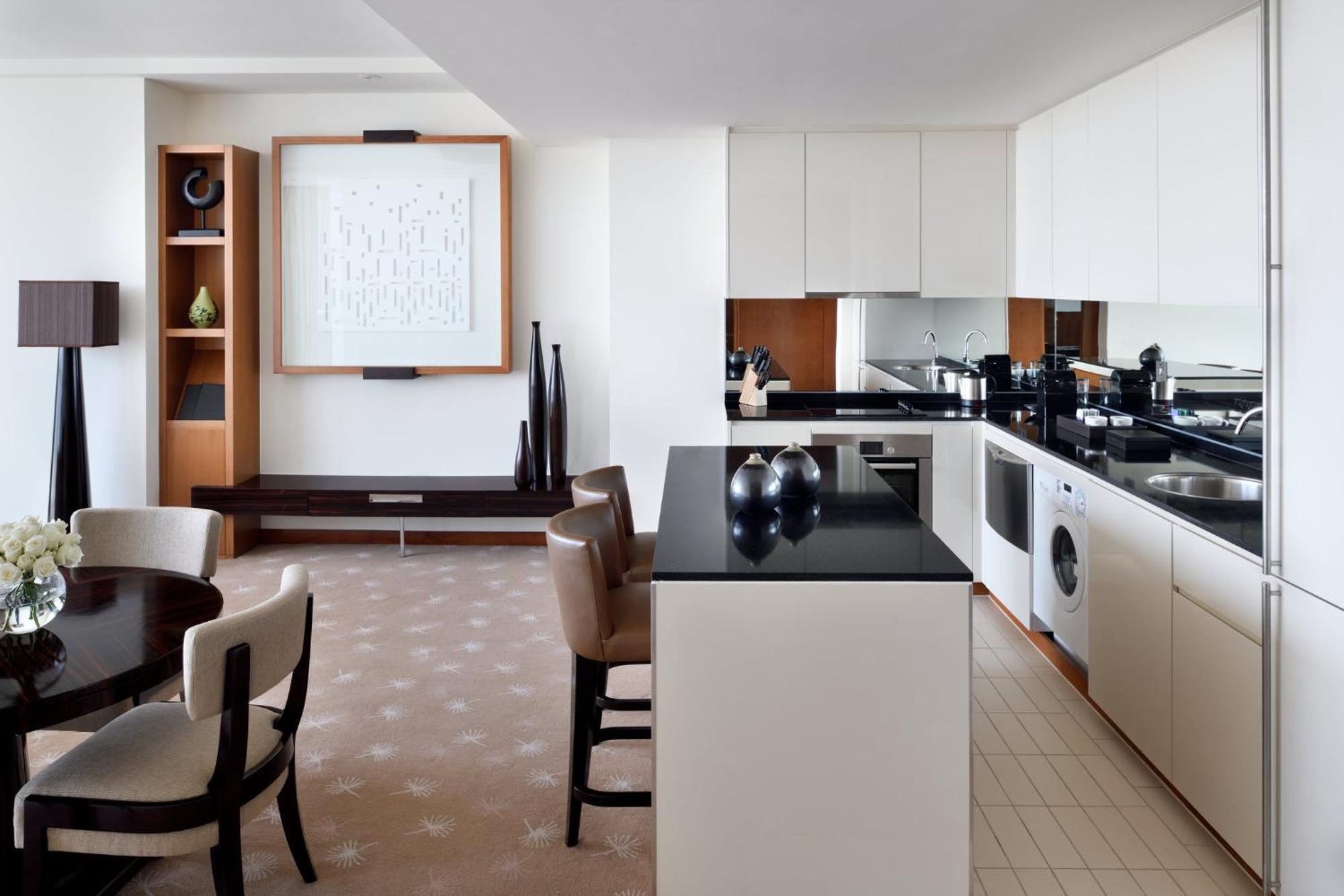 อินเตอร์คอนติเนนตัล เรสซิเดนซ์ สวีท ดูไบ เฟสติวัลซิตี้ Aparthotel ภายนอก รูปภาพ A kitchen in a suite at The Ritz-Carlton, Dubai